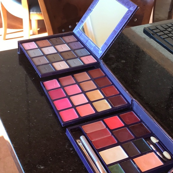 Tarte Compact With Beautiful Colors For eyes,Cheeks and Lips.. - Picture 9 of 11